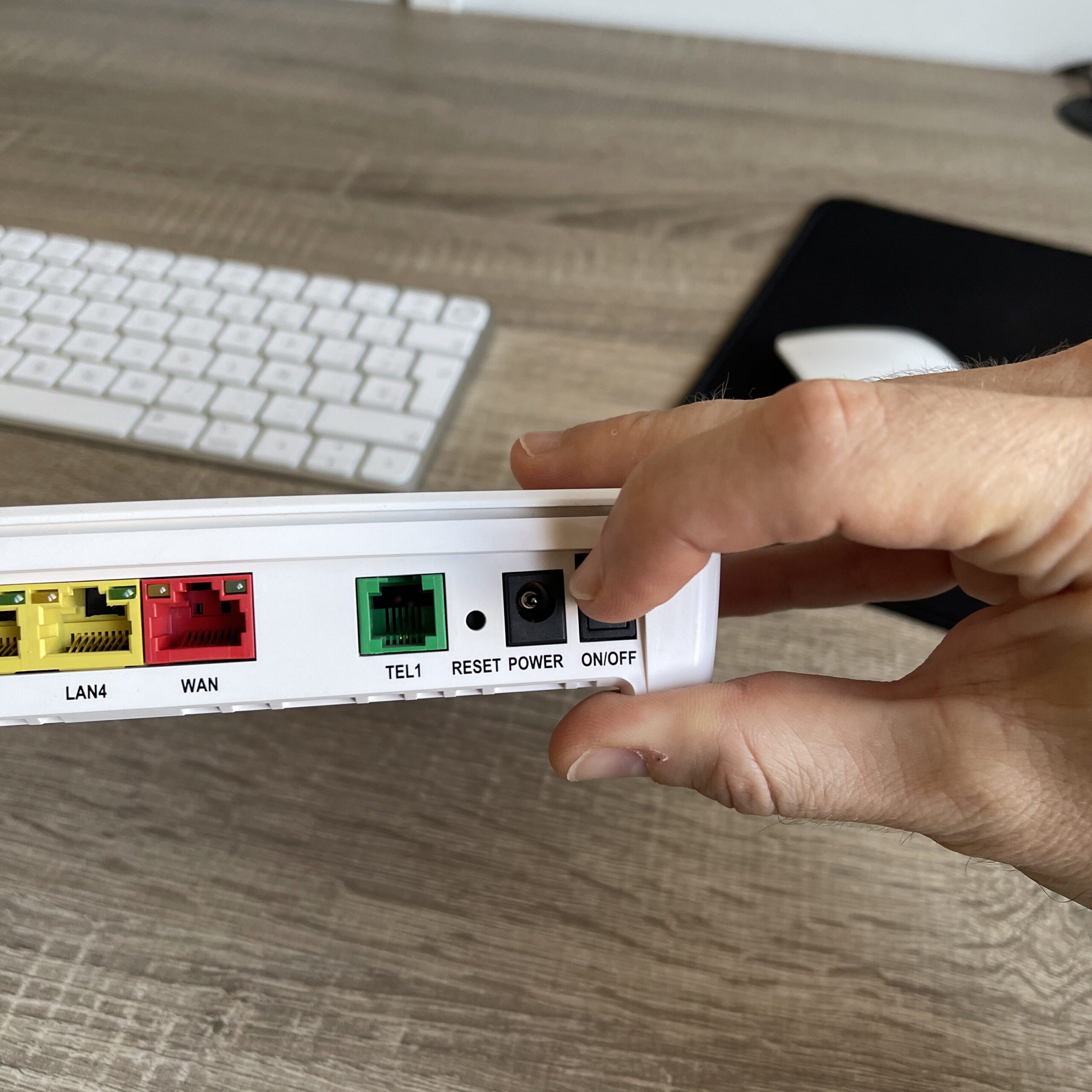 Mano apagando router de internet