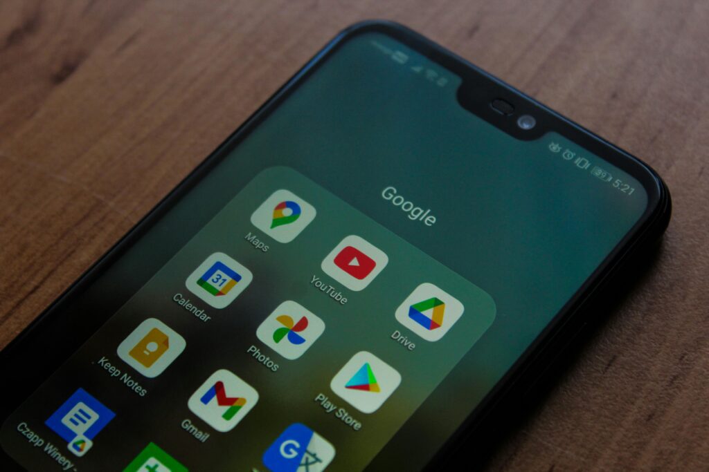 Móvil android con aplicacions de Google en una carpeta
