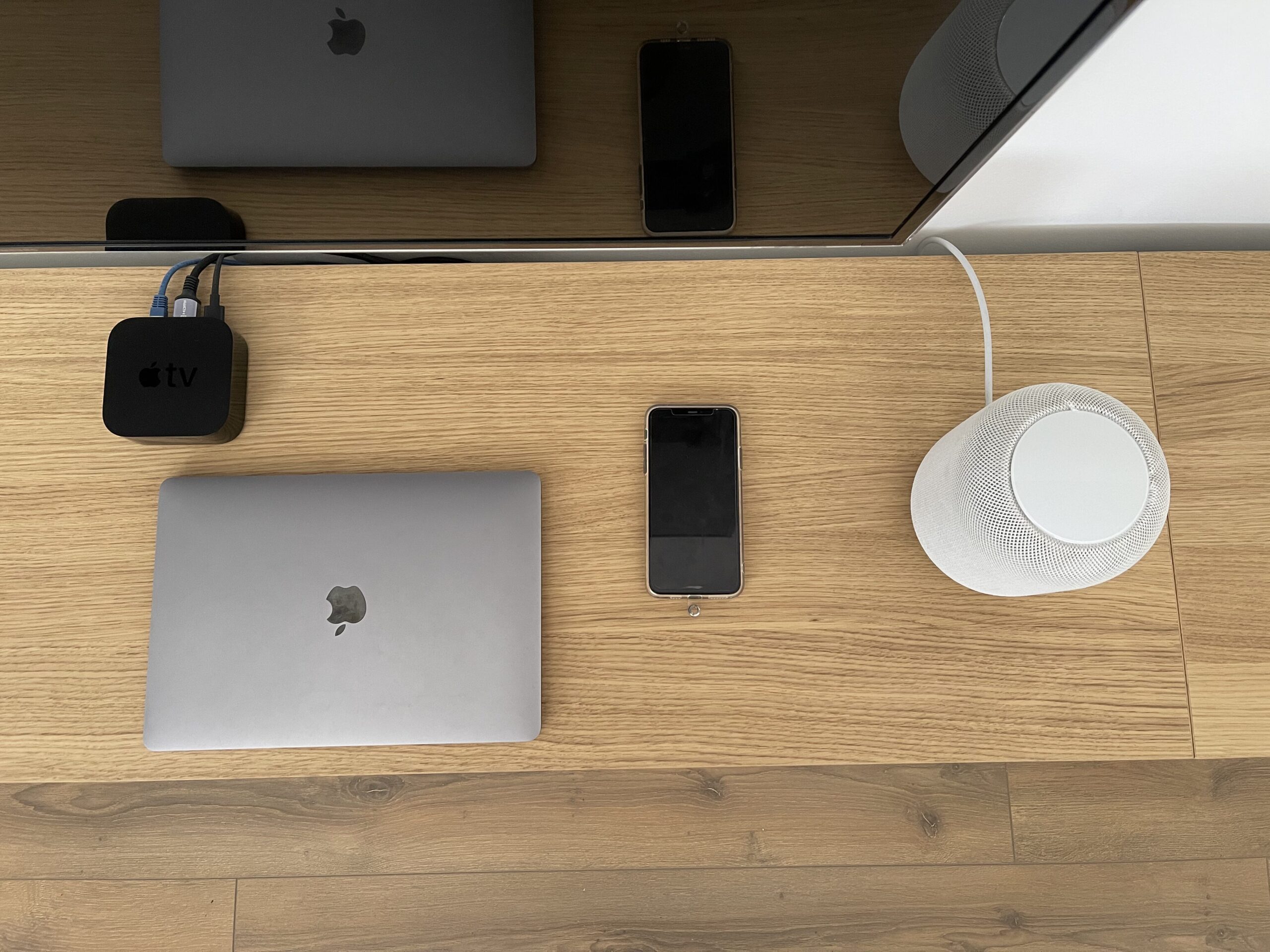 Diferentes dispositivos Apple. AppleTV, MacBookPro, iPhone, Homepod