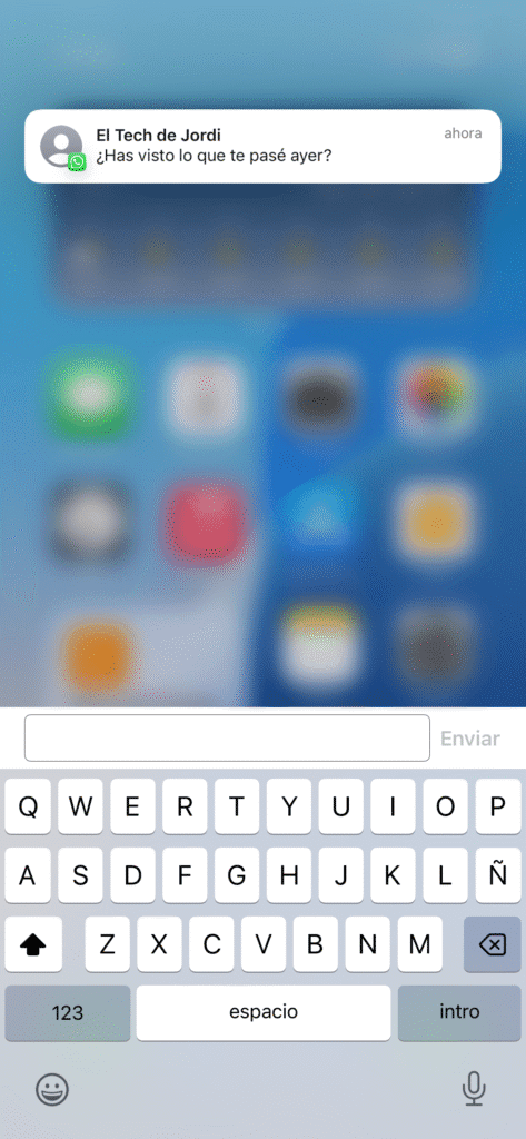Notificación de mensaje de WhatsApp en la pantalla un iPhone