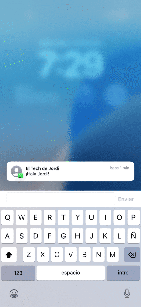 Notificación de mensaje de WhatsApp en la pantalla bloqueada de un iPhone