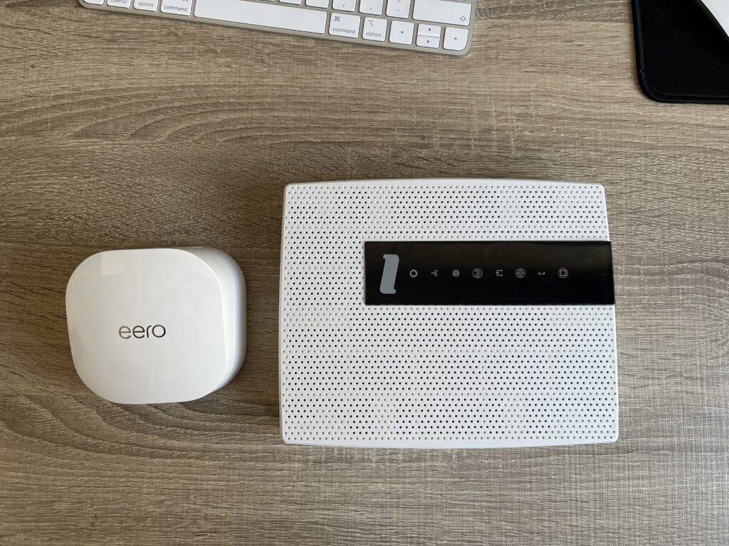 Se compara fisicamente un router nuevo y un router antiguo