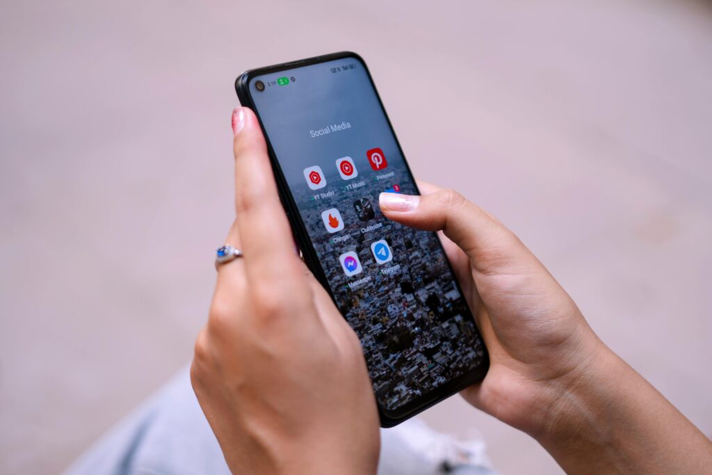 Telefono móvil sujetado por unas manos de una mujer