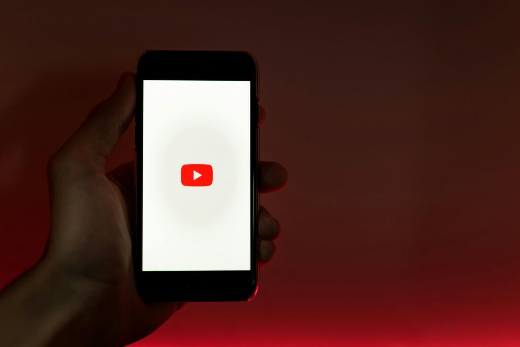 Móvil con la aplicación de Youtube abierta